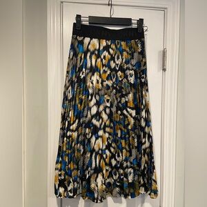 DKNY Size XS Blue Black Elastic Waist Pull On Flowy Silky Pleated Maxi Skirt